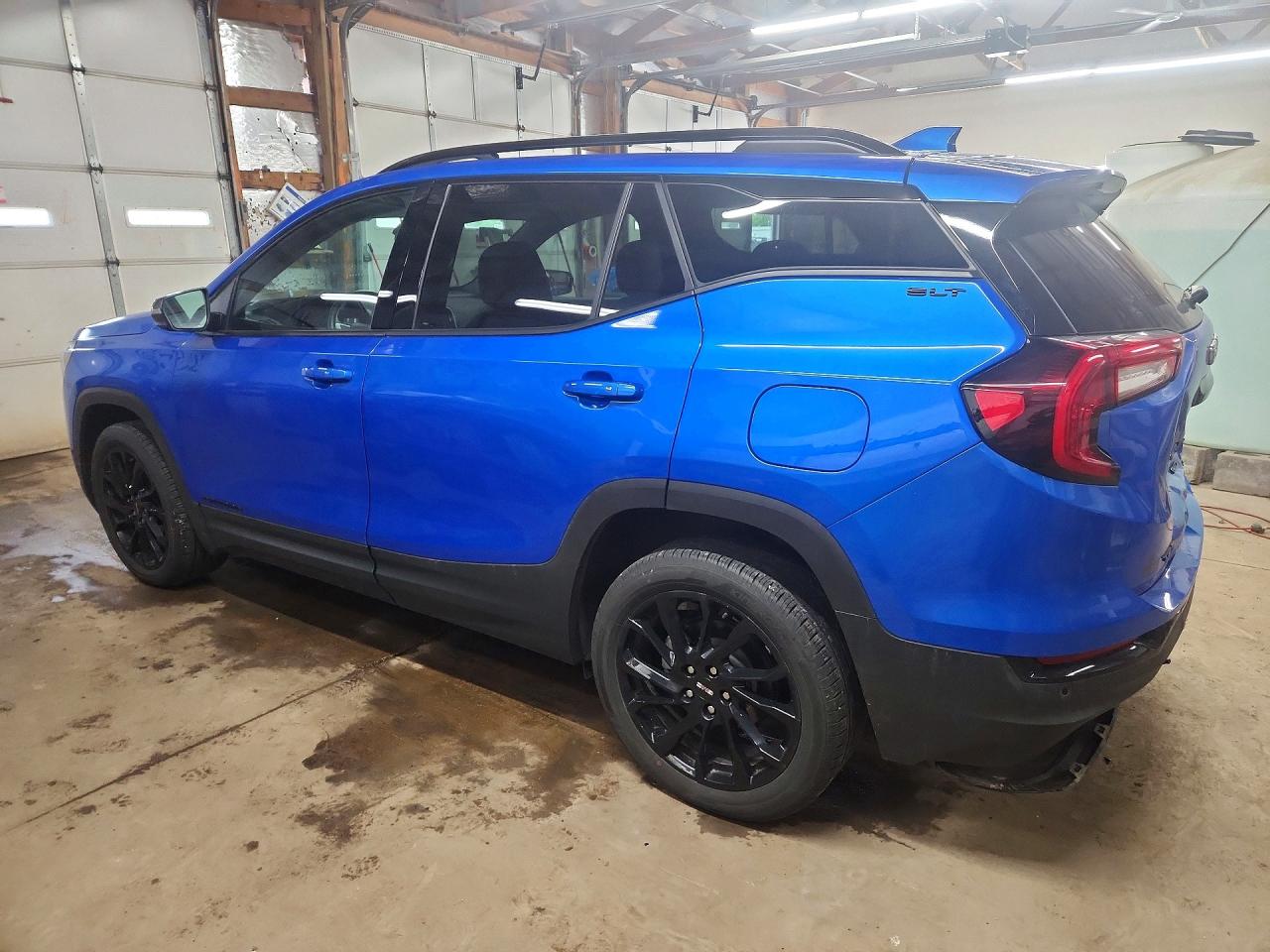 2024 GMC TERRAIN SLT photo 3