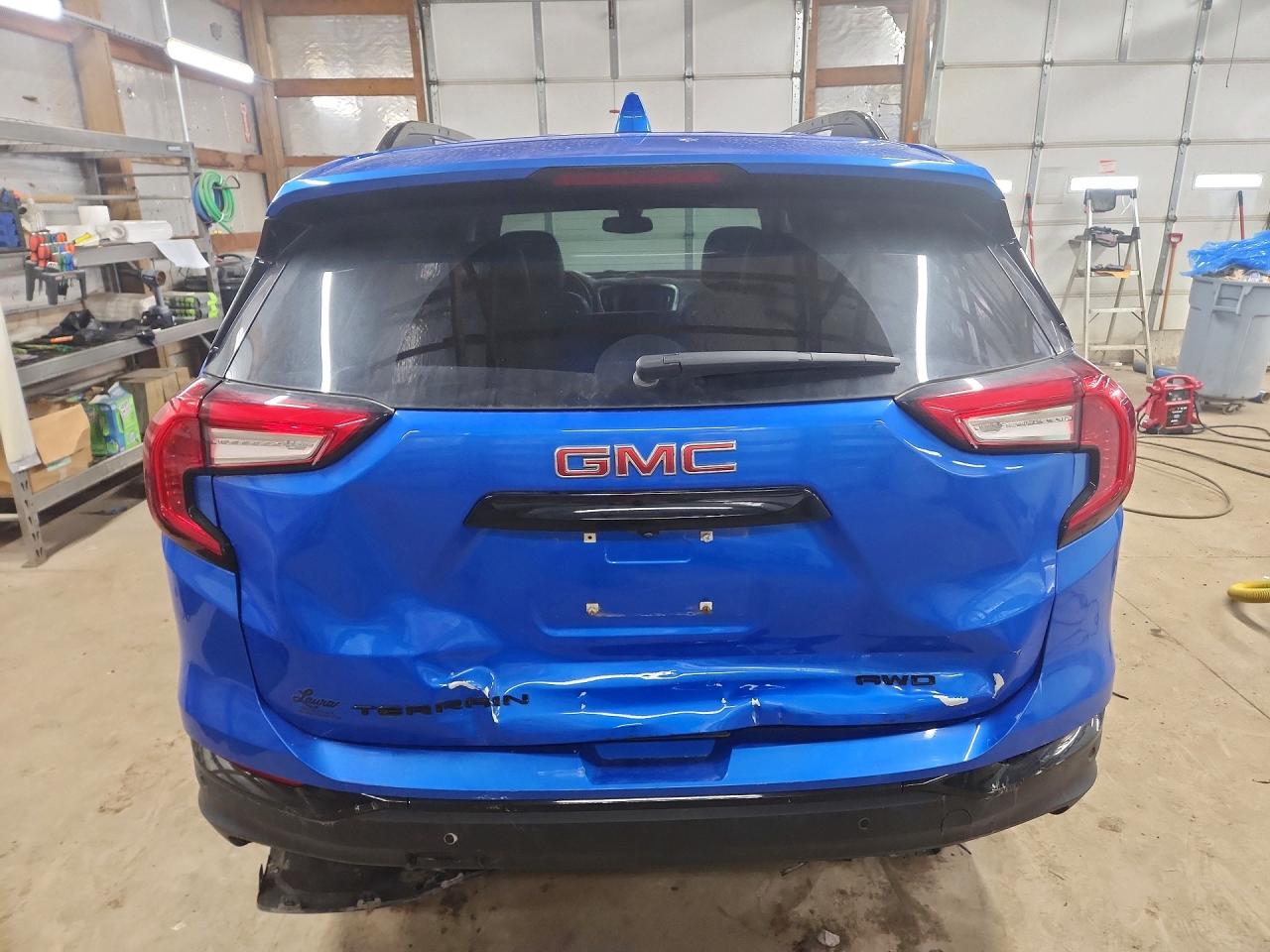 2024 GMC TERRAIN SLT photo 11