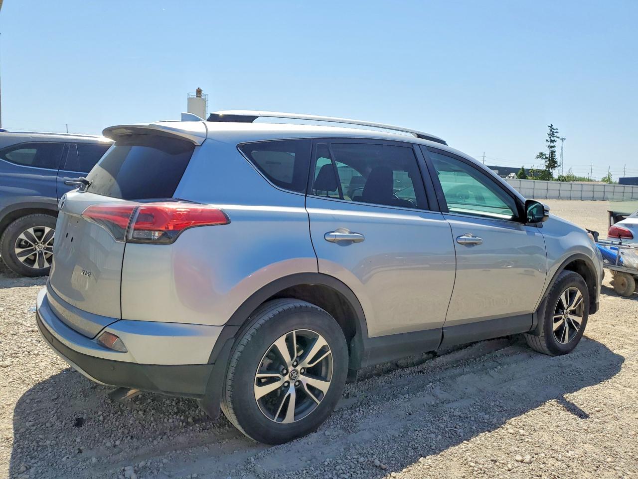 2017 TOYOTA RAV4 XLE photo 7