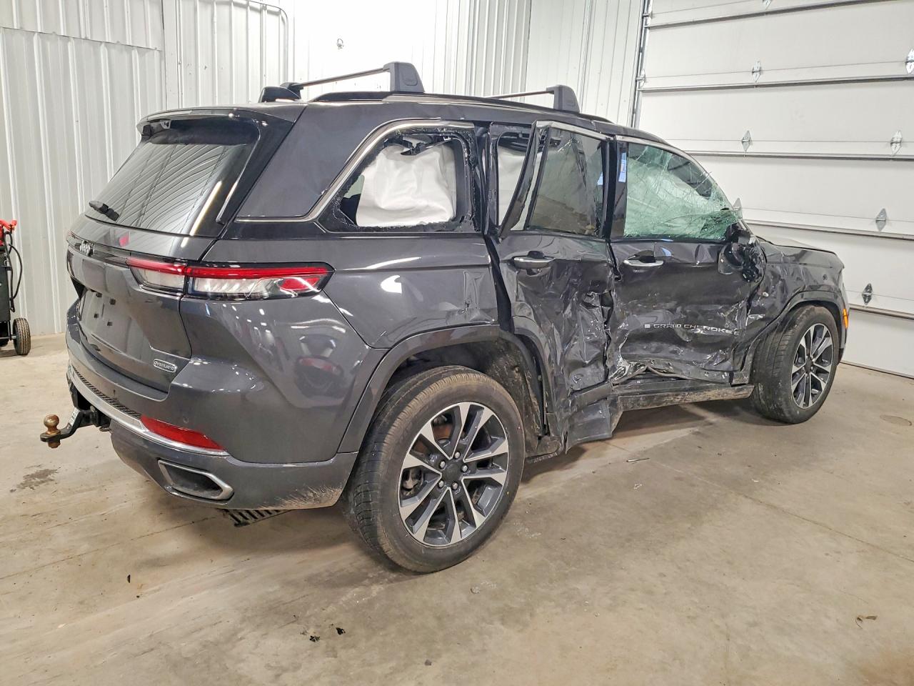 2023 JEEP GRAND CHEROKEE OVERLAND photo 5