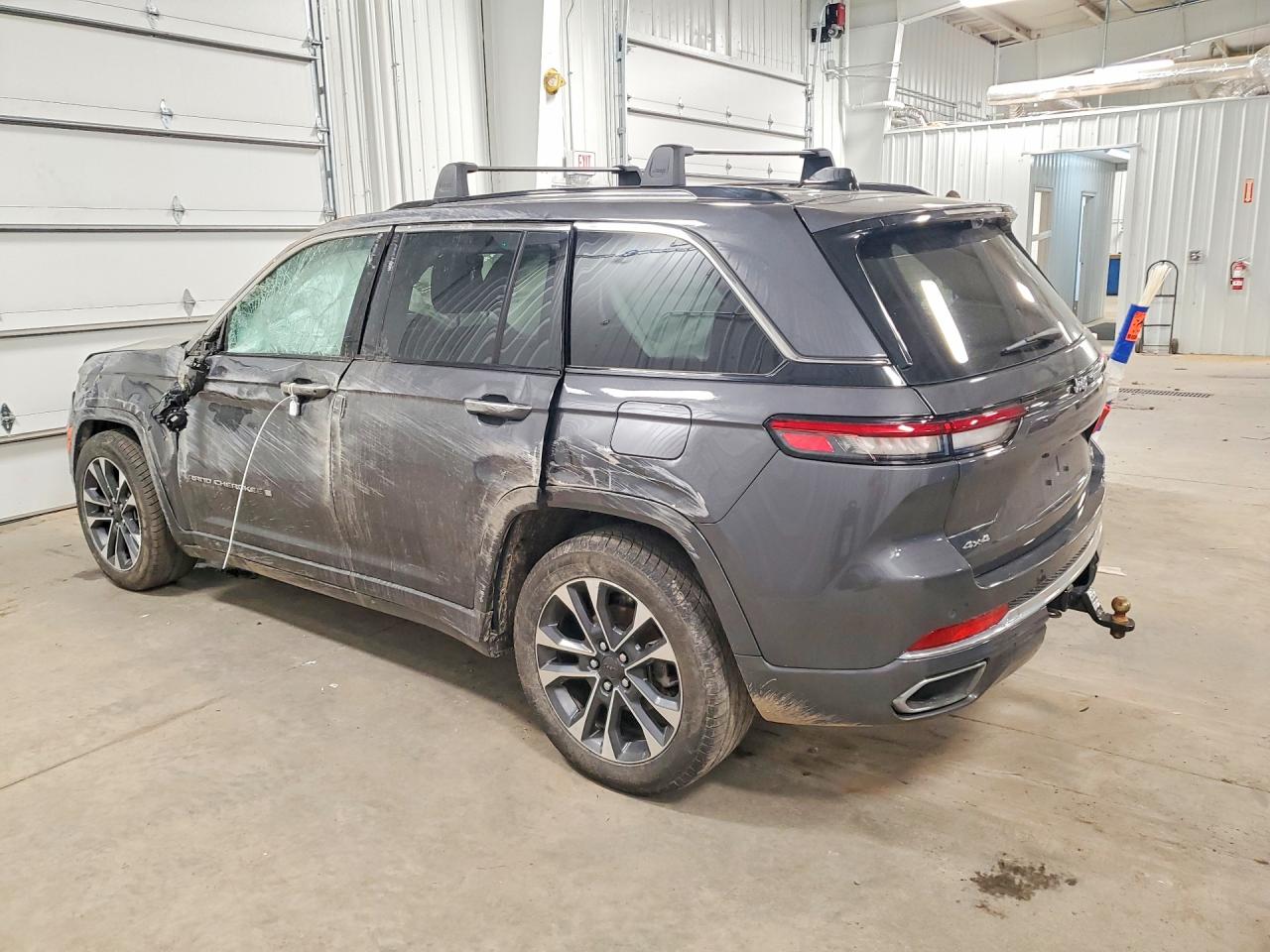2023 JEEP GRAND CHEROKEE OVERLAND photo 3
