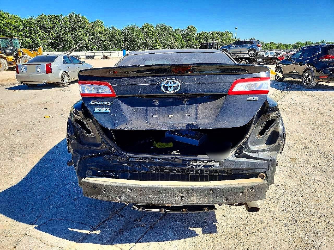 2014 TOYOTA CAMRY SE photo 11