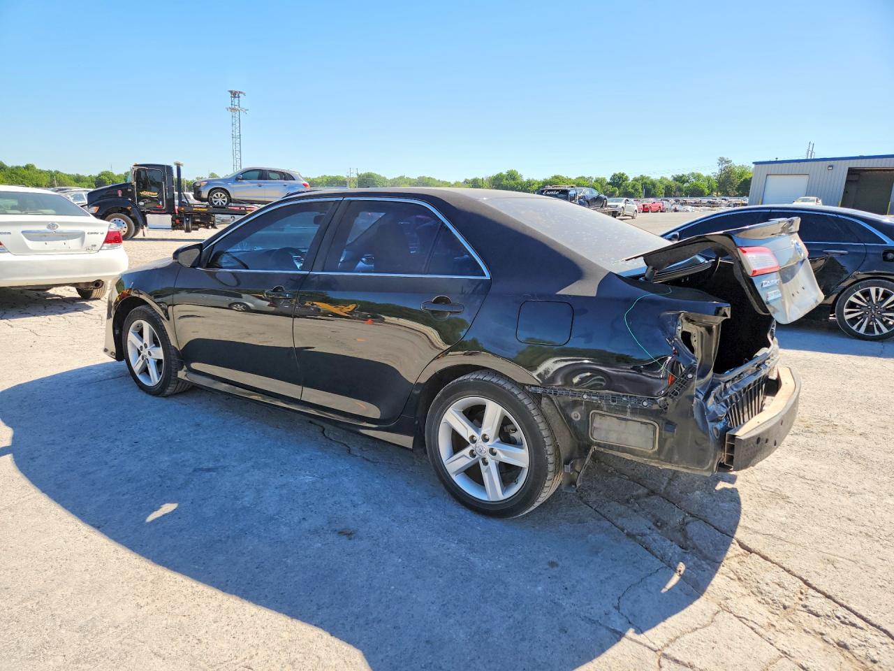 2014 TOYOTA CAMRY SE photo 3