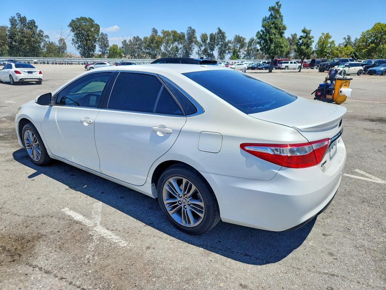 2017 TOYOTA CAMRY SE photo 3