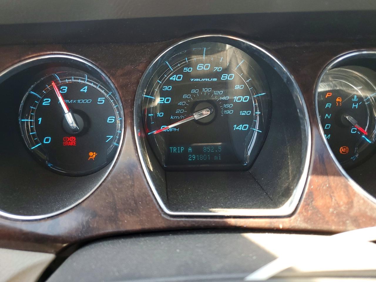 2010 FORD TAURUS SEL photo 25