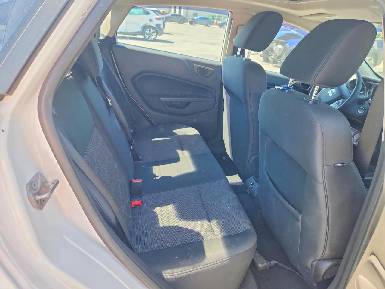 2011 FORD FIESTA SE photo 19