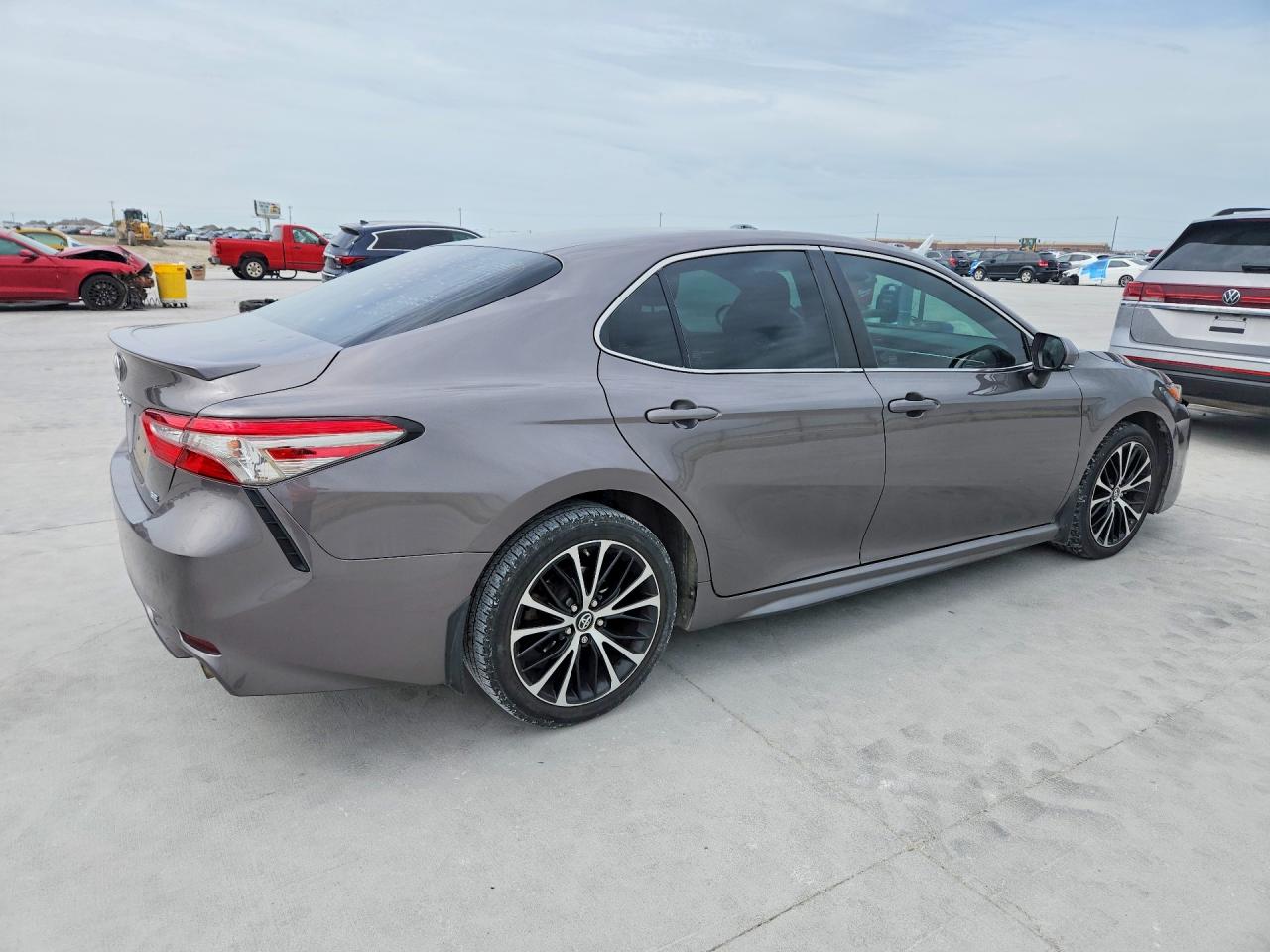 2018 TOYOTA CAMRY SE photo 5
