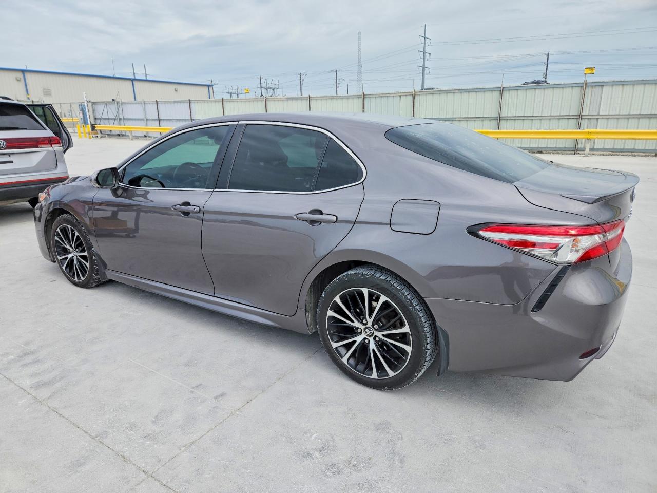 2018 TOYOTA CAMRY SE photo 3