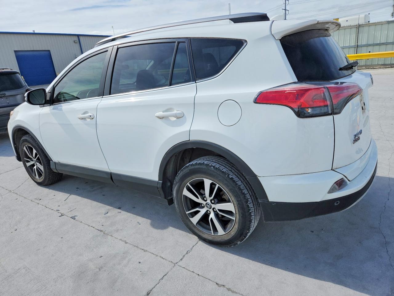 2018 TOYOTA RAV4 XLE photo 4