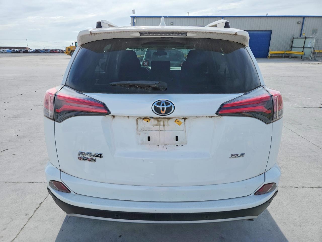 2018 TOYOTA RAV4 XLE photo 16