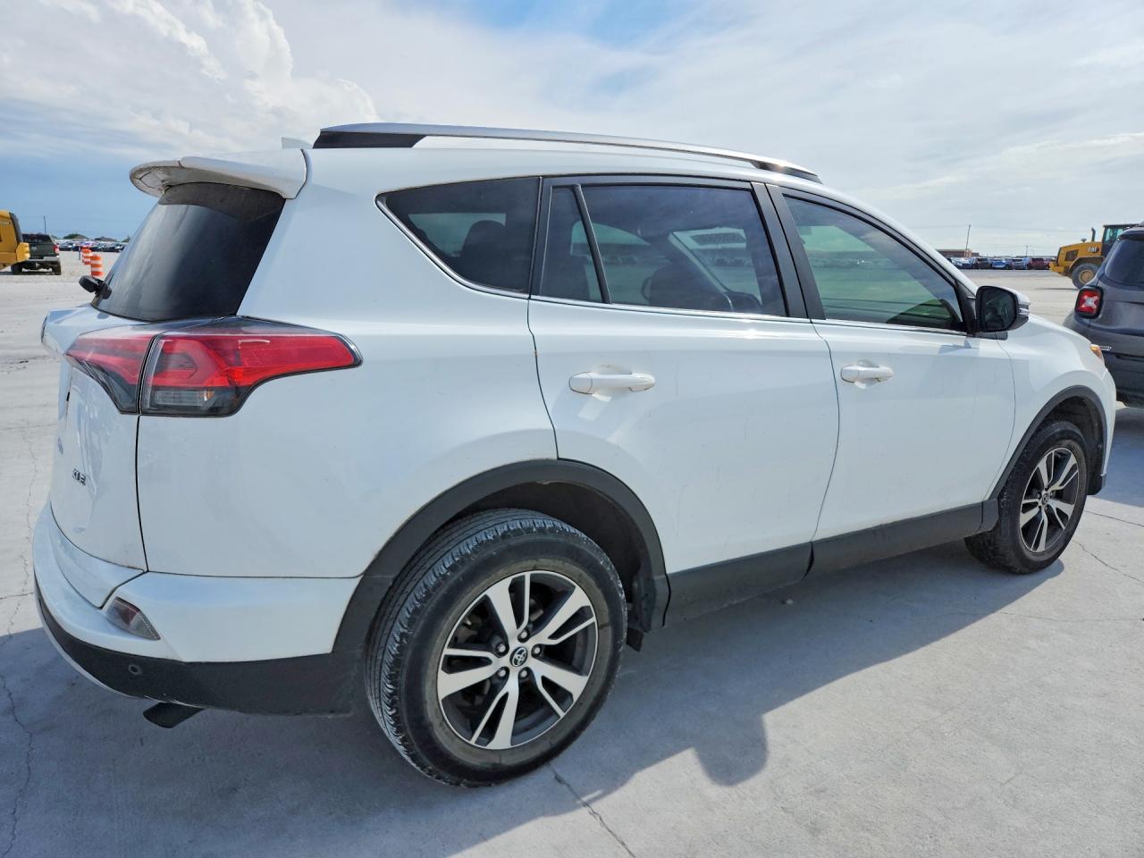 2018 TOYOTA RAV4 XLE photo 7