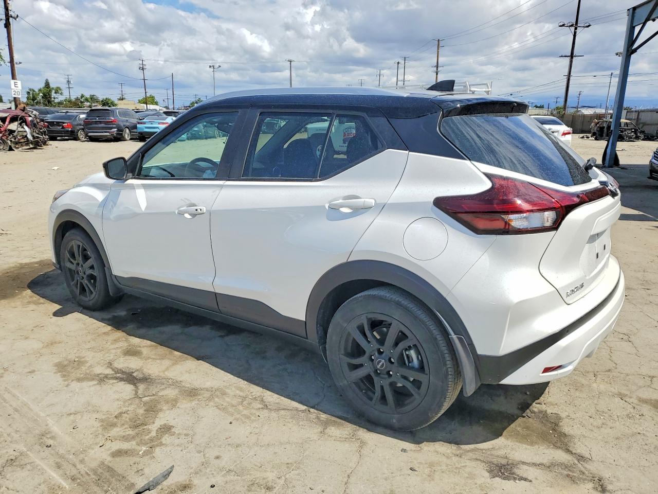2023 NISSAN KICKS SV photo 2