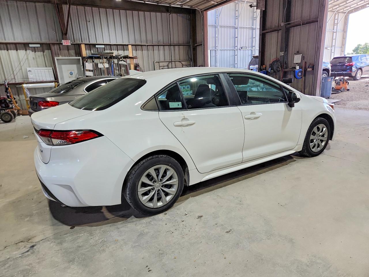 2020 TOYOTA COROLLA LE photo 3