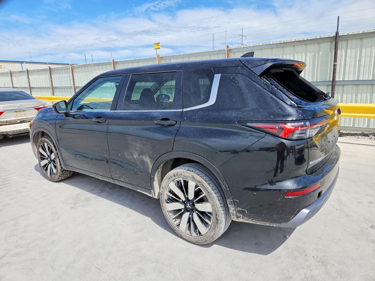 2025 MITSUBISHI OUTLANDER SE photo 2