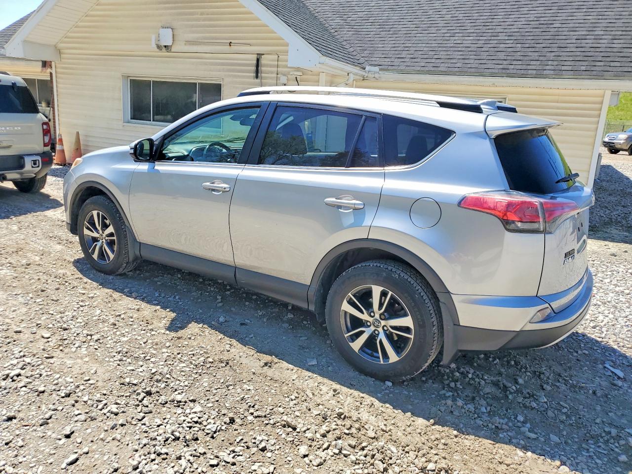 2018 TOYOTA RAV4 XLE photo 4