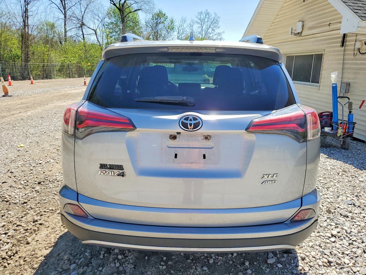 2018 TOYOTA RAV4 XLE photo 16