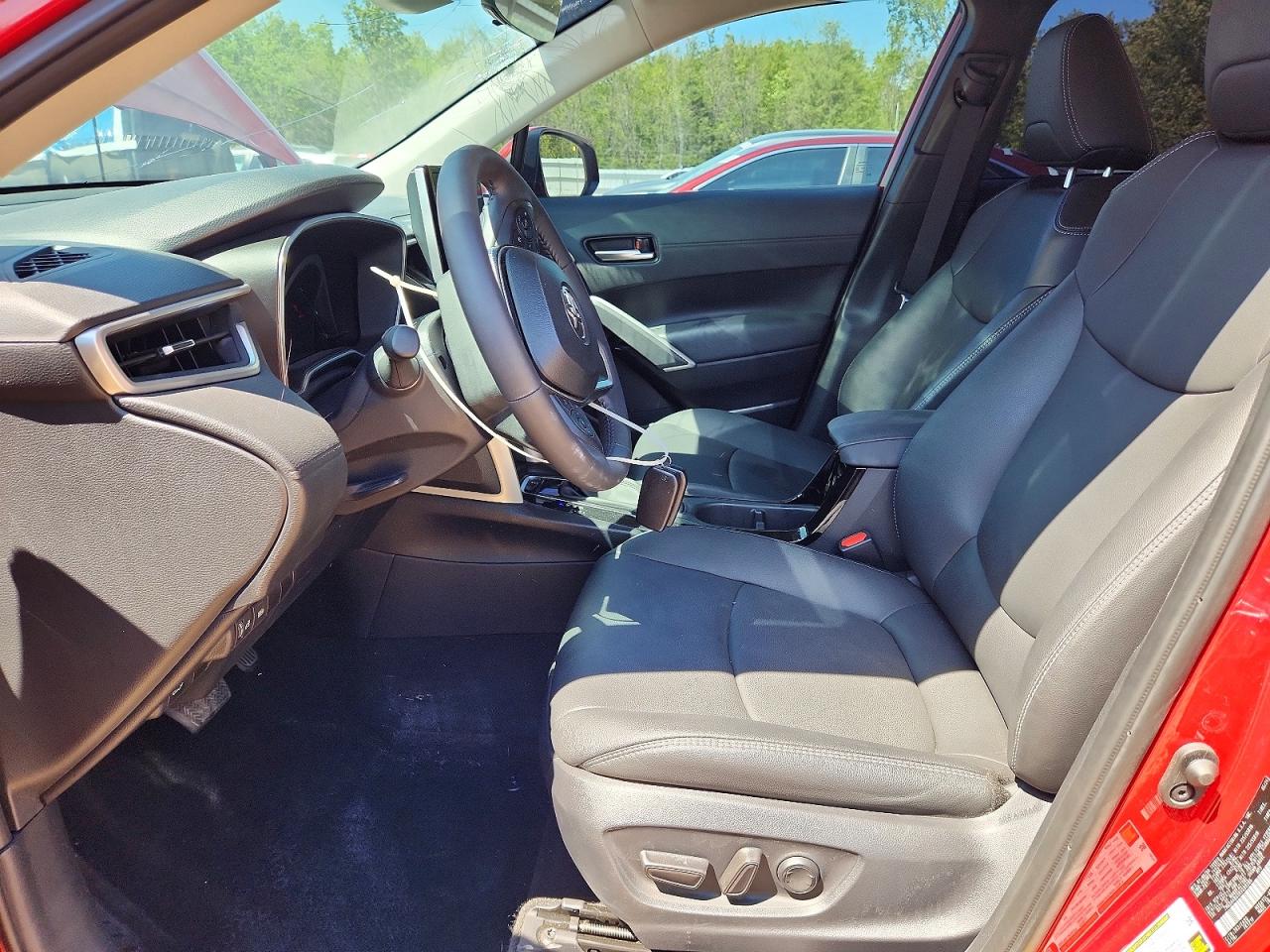 2024 TOYOTA COROLLA CROSS XLE photo 13