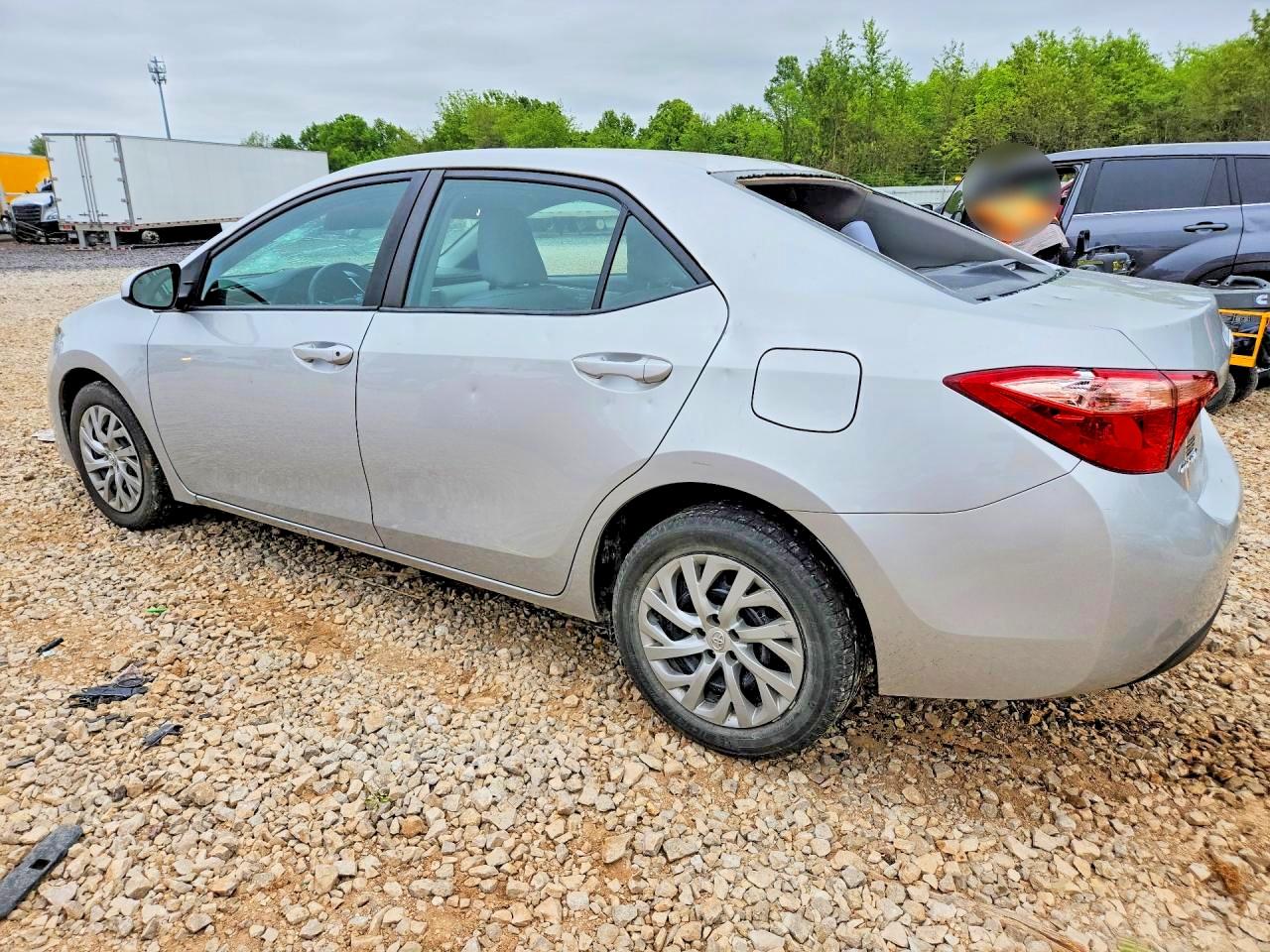2017 TOYOTA COROLLA LE photo 3