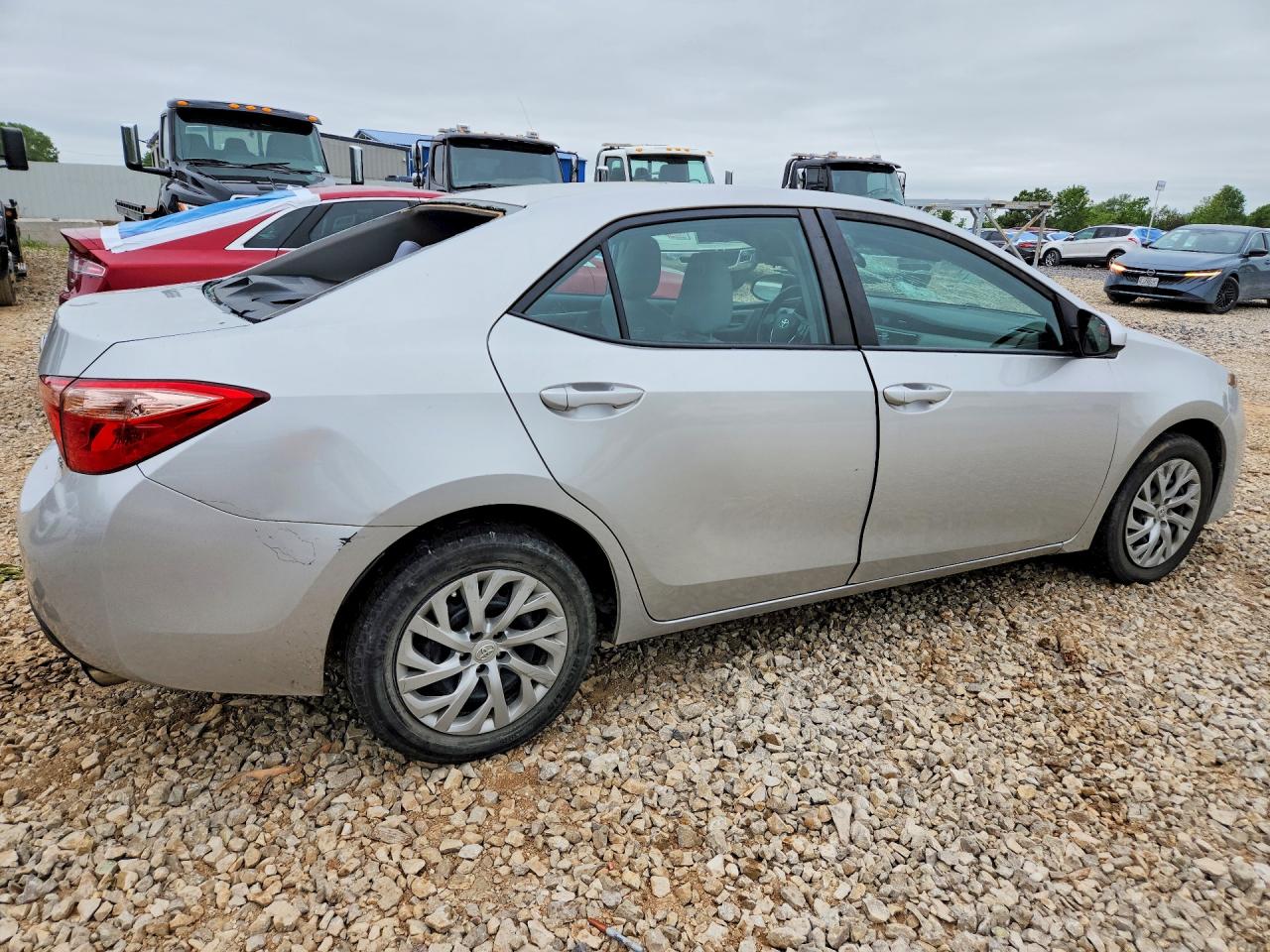 2017 TOYOTA COROLLA LE photo 5