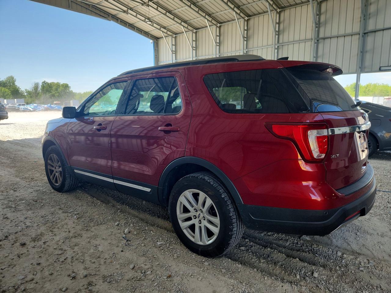 2019 FORD EXPLORER XLT photo 2