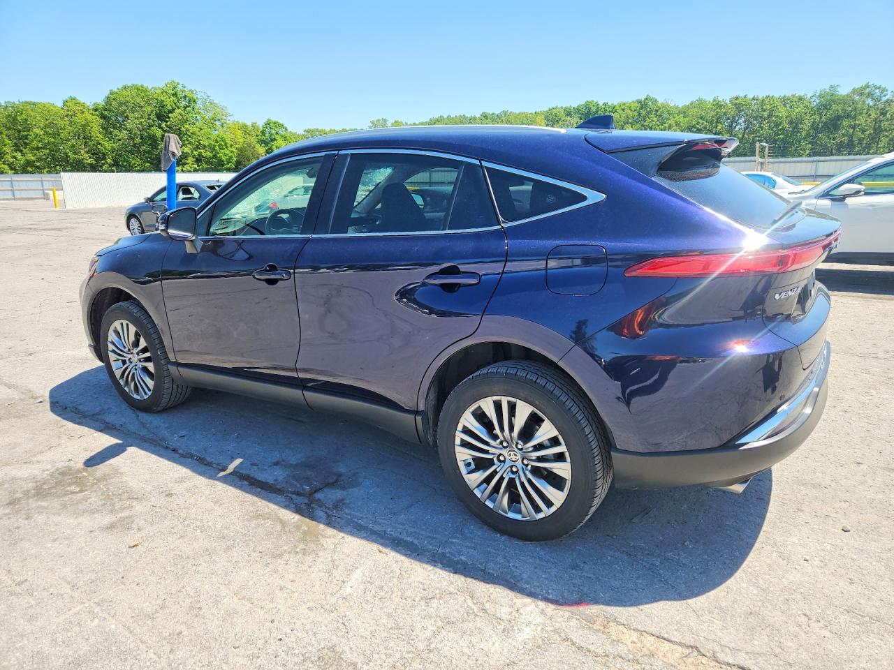2022 TOYOTA VENZA XLE photo 3
