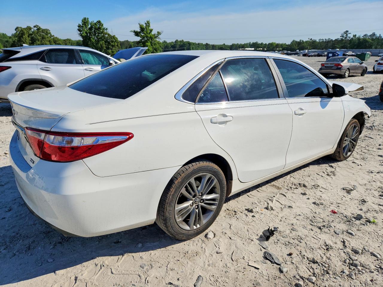 2017 TOYOTA CAMRY SE photo 3