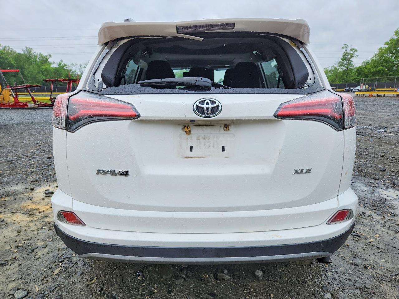 2018 TOYOTA RAV4 XLE photo 11
