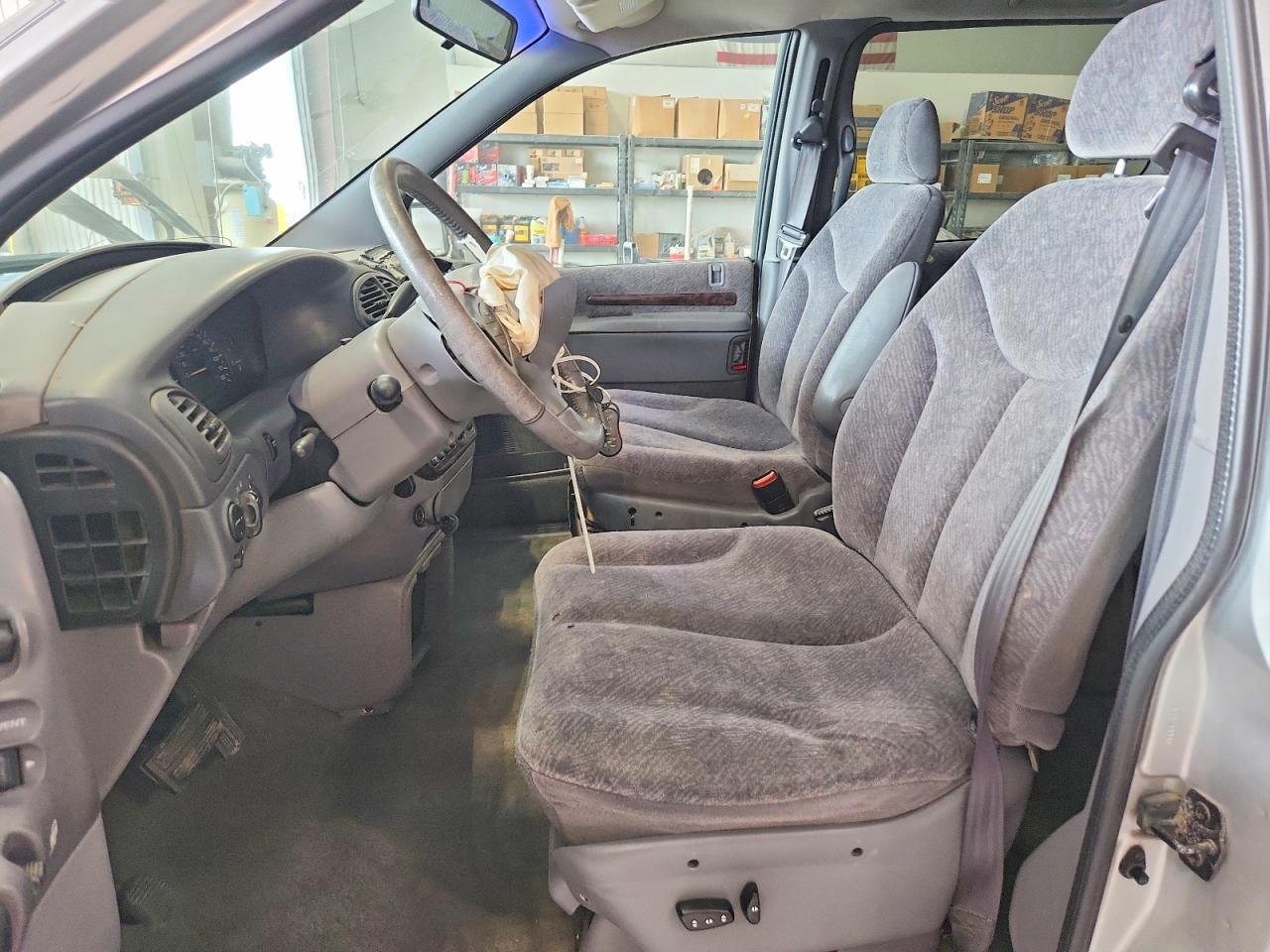 1999 CHRYSLER TOWN & COUNTRY LX photo 13