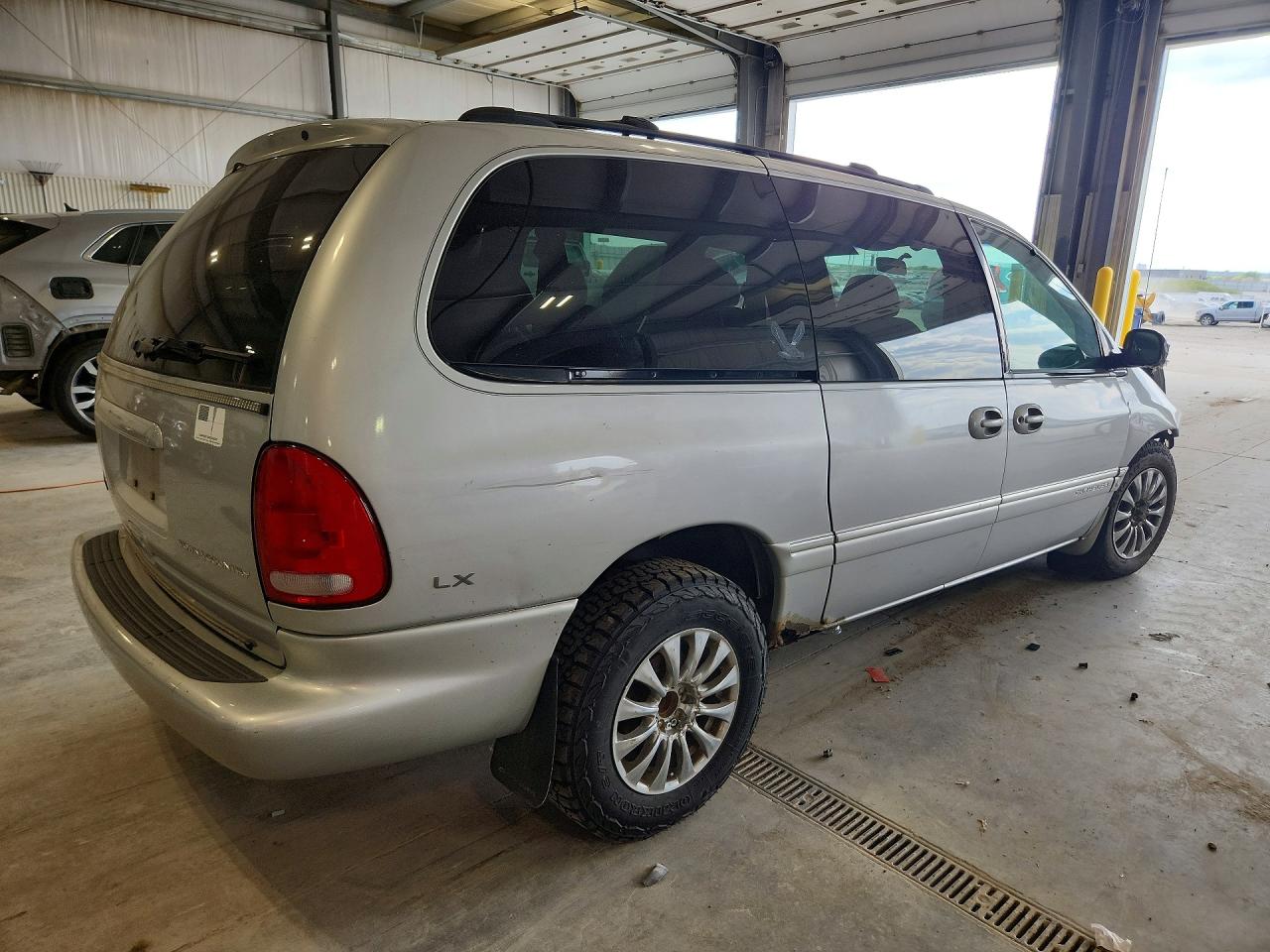 1999 CHRYSLER TOWN & COUNTRY LX photo 5
