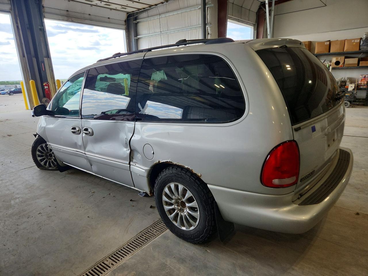 1999 CHRYSLER TOWN & COUNTRY LX photo 3