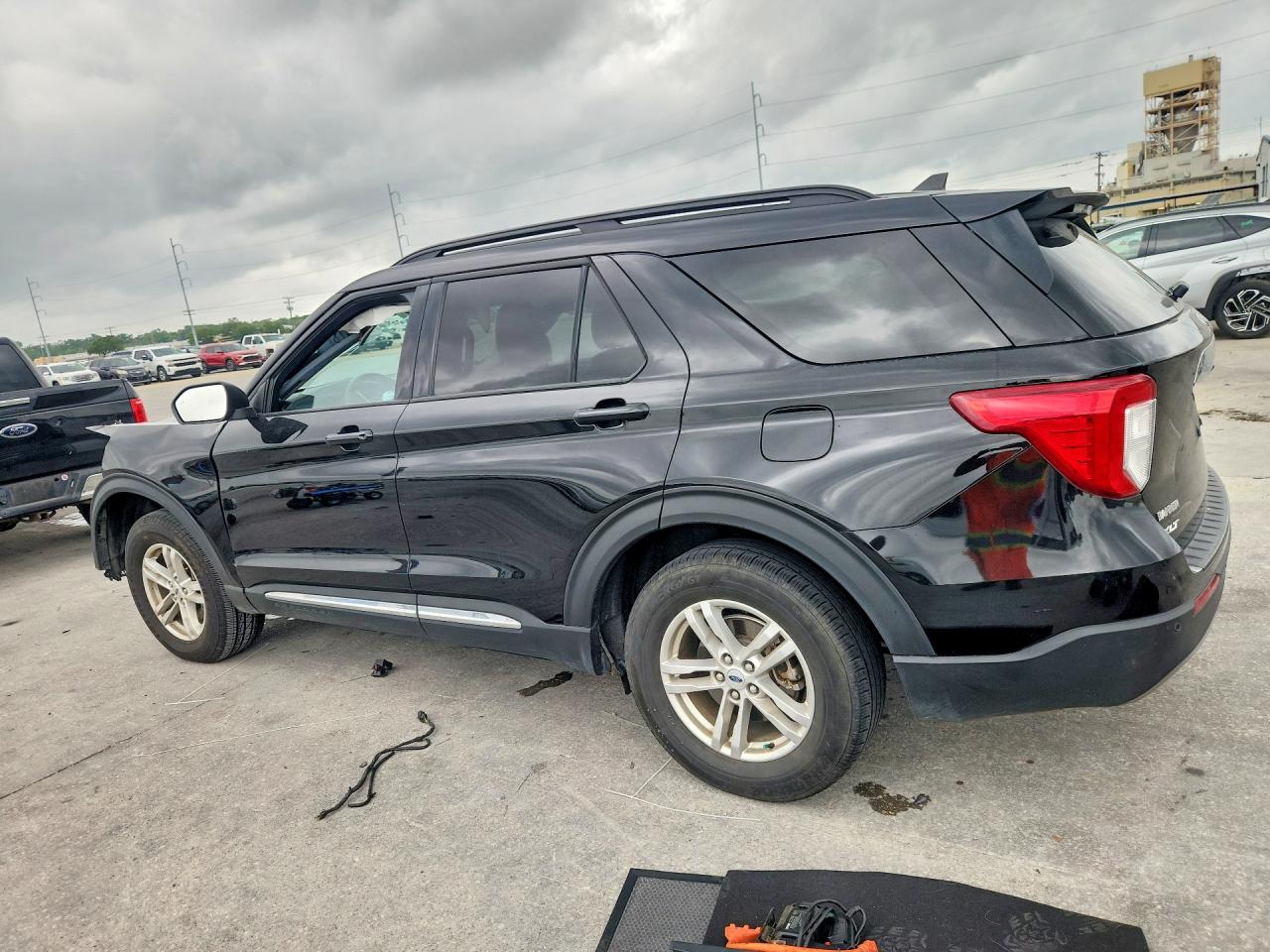 2023 FORD EXPLORER XLT photo 3