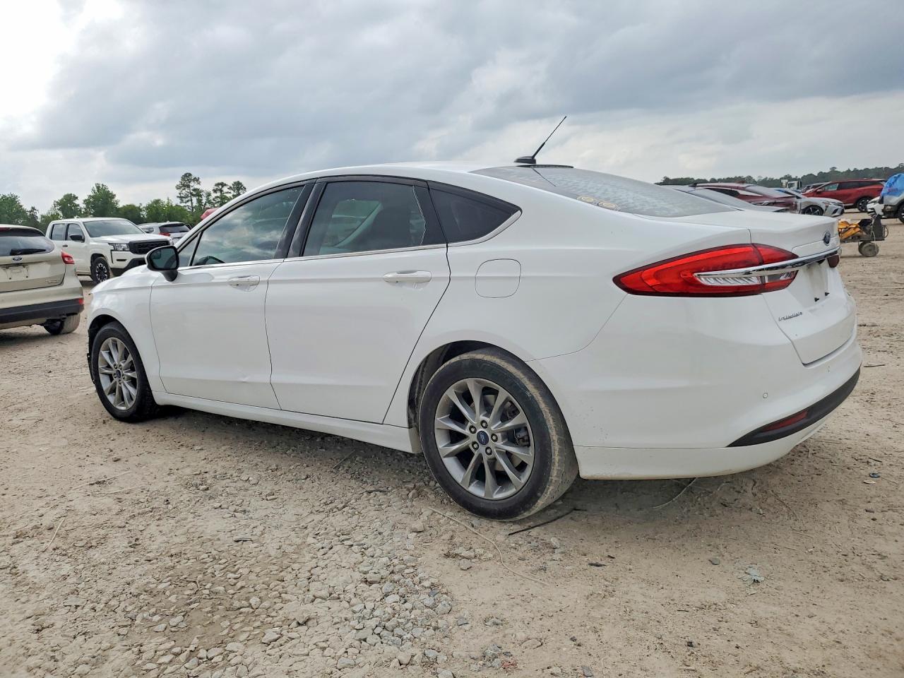 2017 FORD FUSION SE photo 2