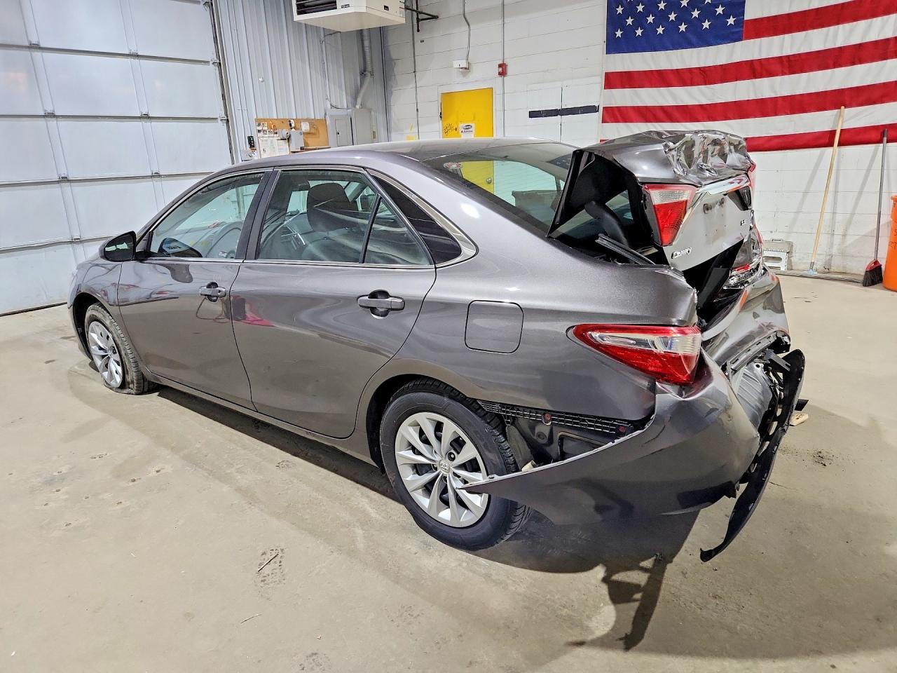 2016 TOYOTA CAMRY LE photo 3