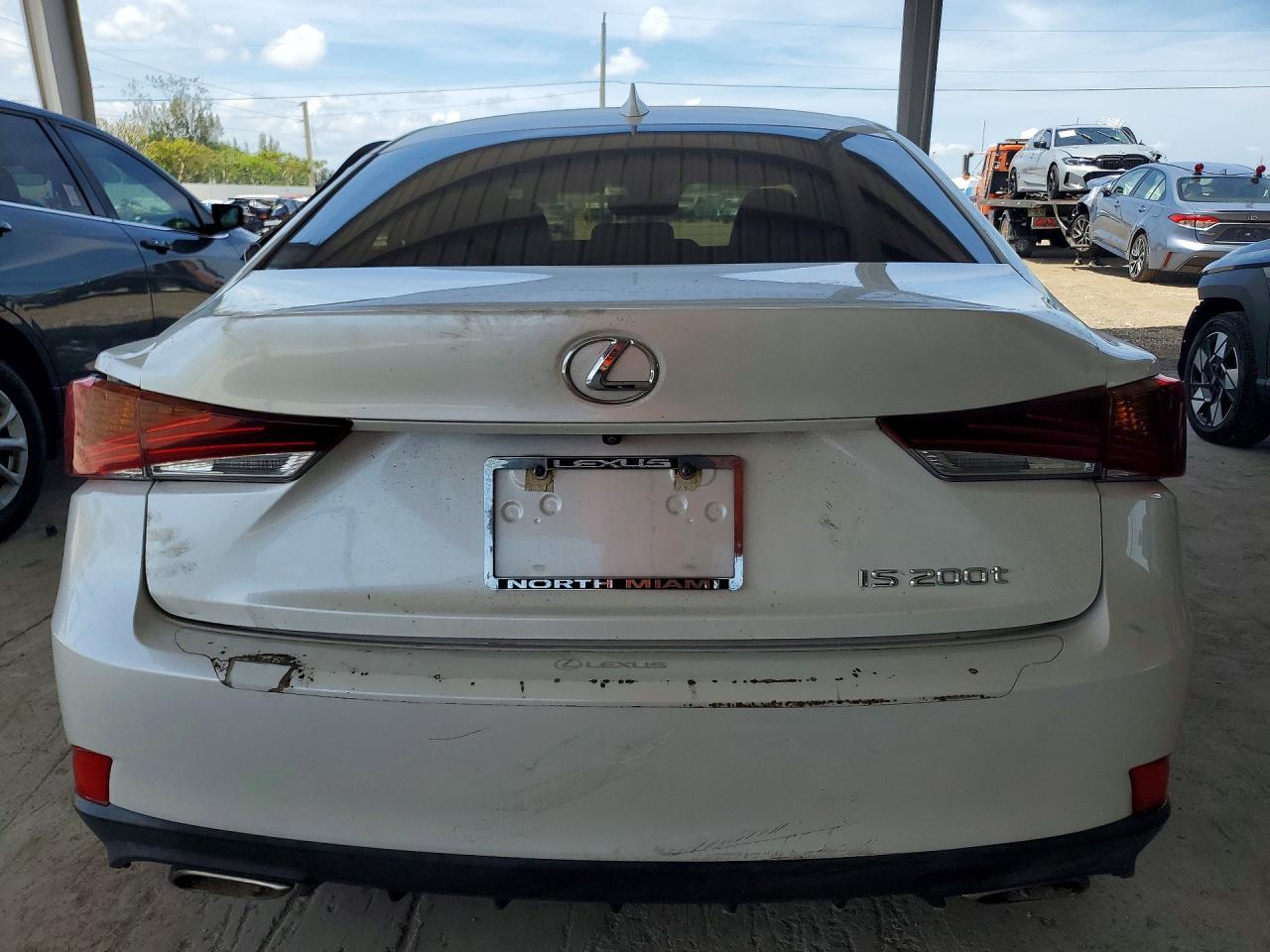 2017 LEXUS IS 200T photo 11