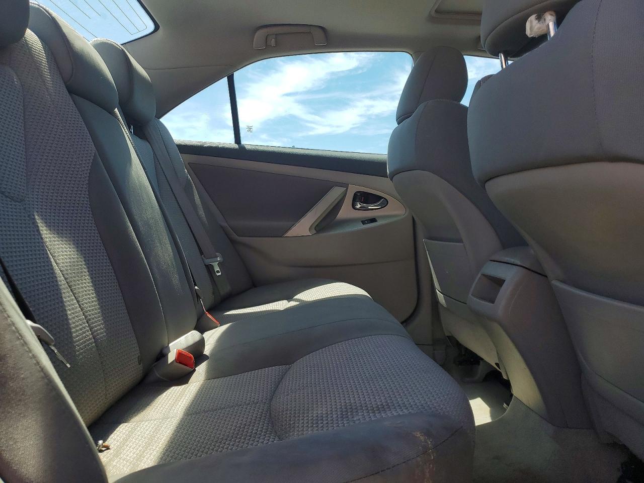 2011 TOYOTA CAMRY SE photo 28