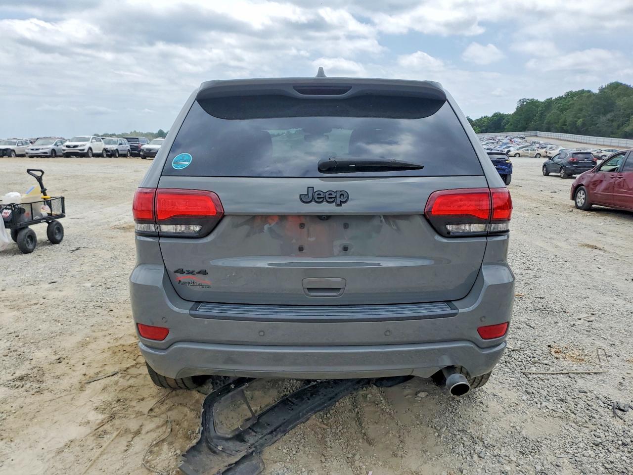 2020 JEEP GRAND CHEROKEE LAREDO photo 11