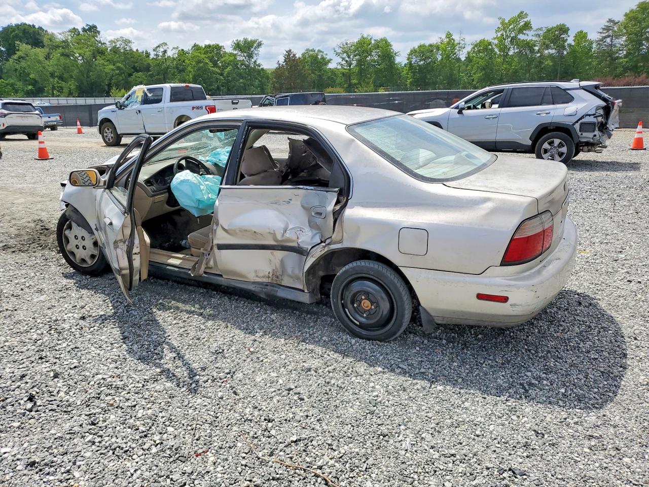 1997 HONDA ACCORD LX photo 3