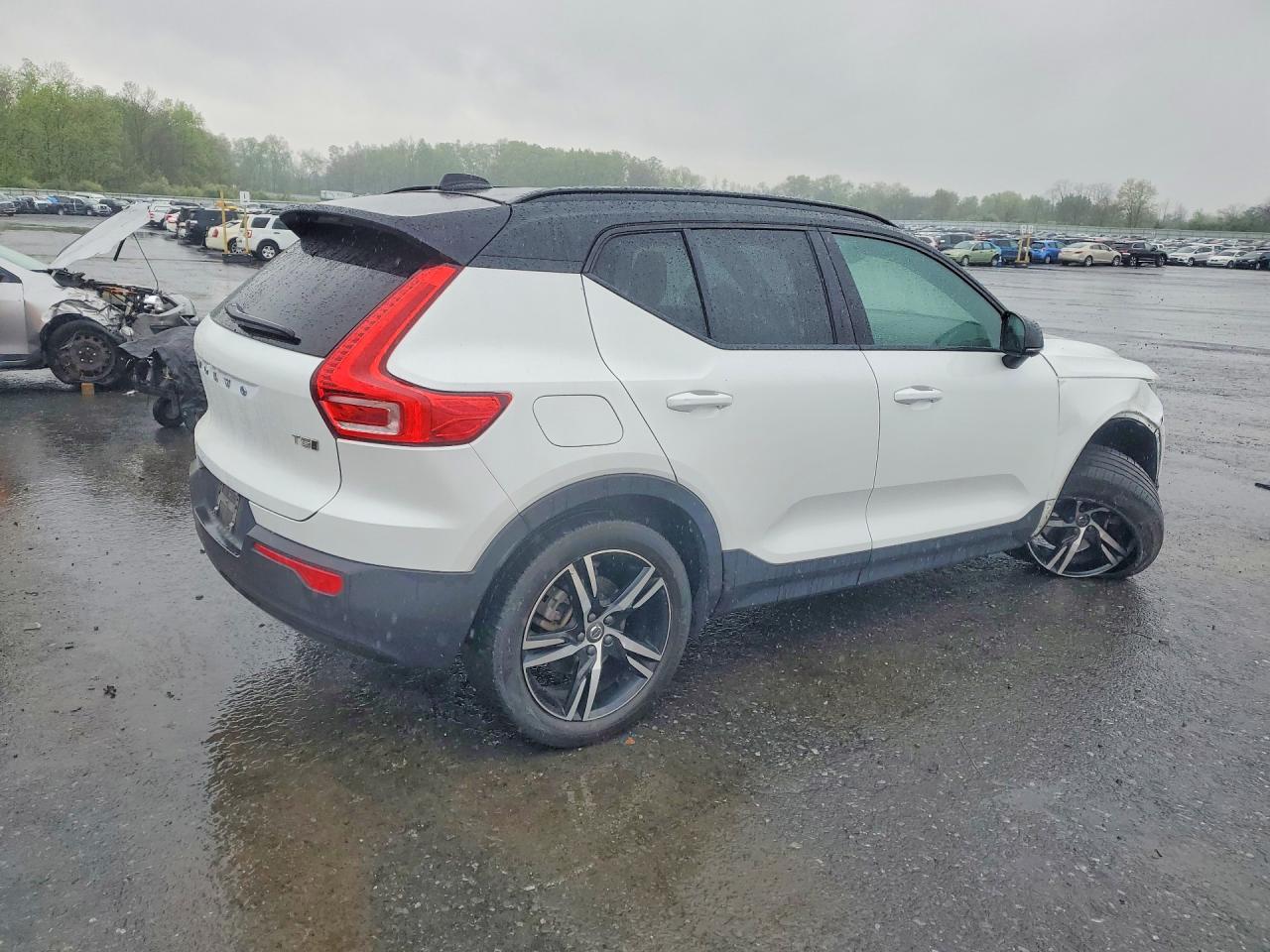2021 VOLVO XC40 PLUS photo 5