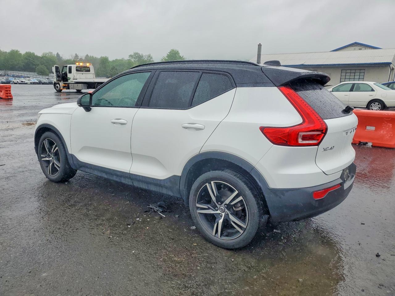 2021 VOLVO XC40 PLUS photo 3