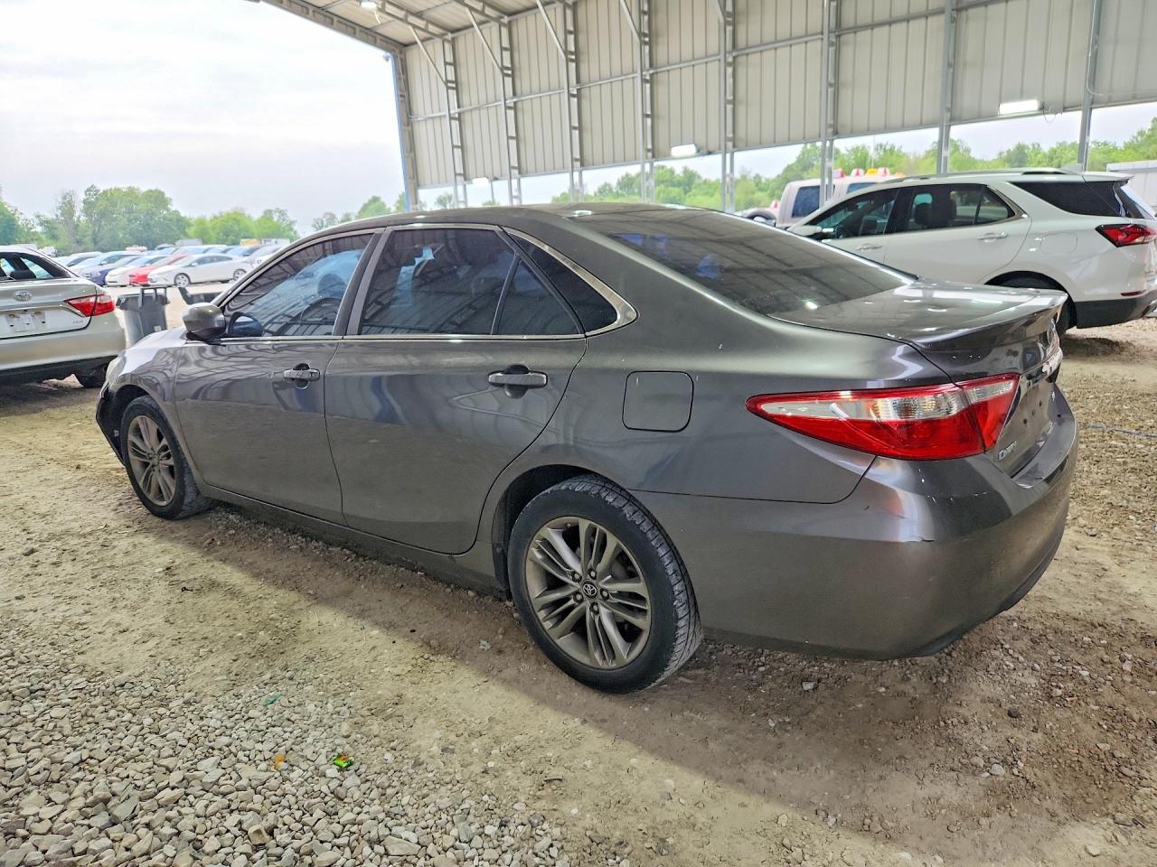 2017 TOYOTA CAMRY SE photo 3