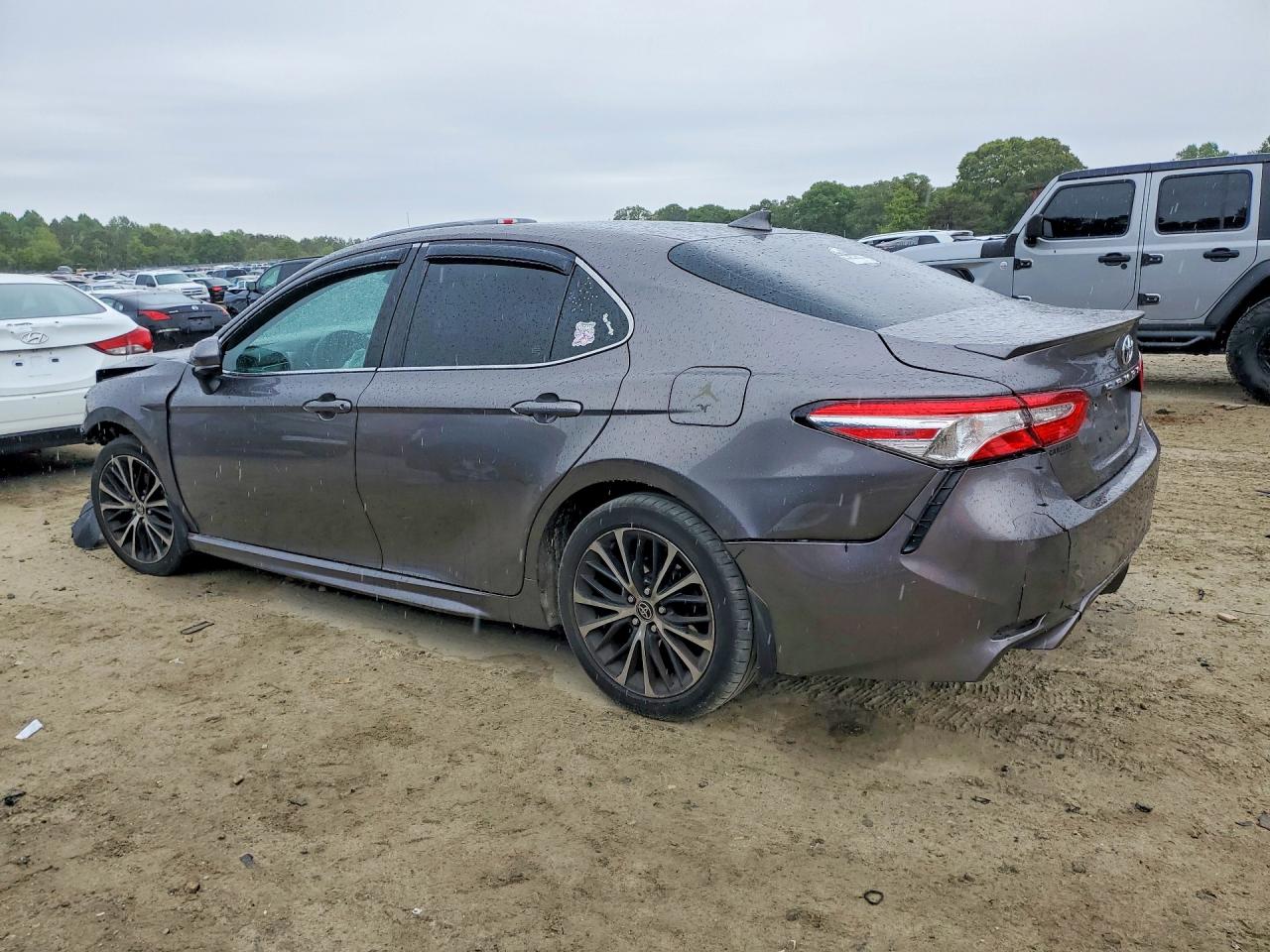 2020 TOYOTA CAMRY SE photo 3