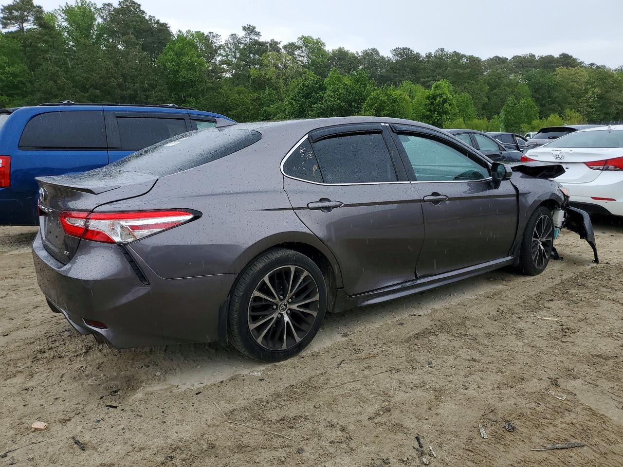 2020 TOYOTA CAMRY SE photo 5