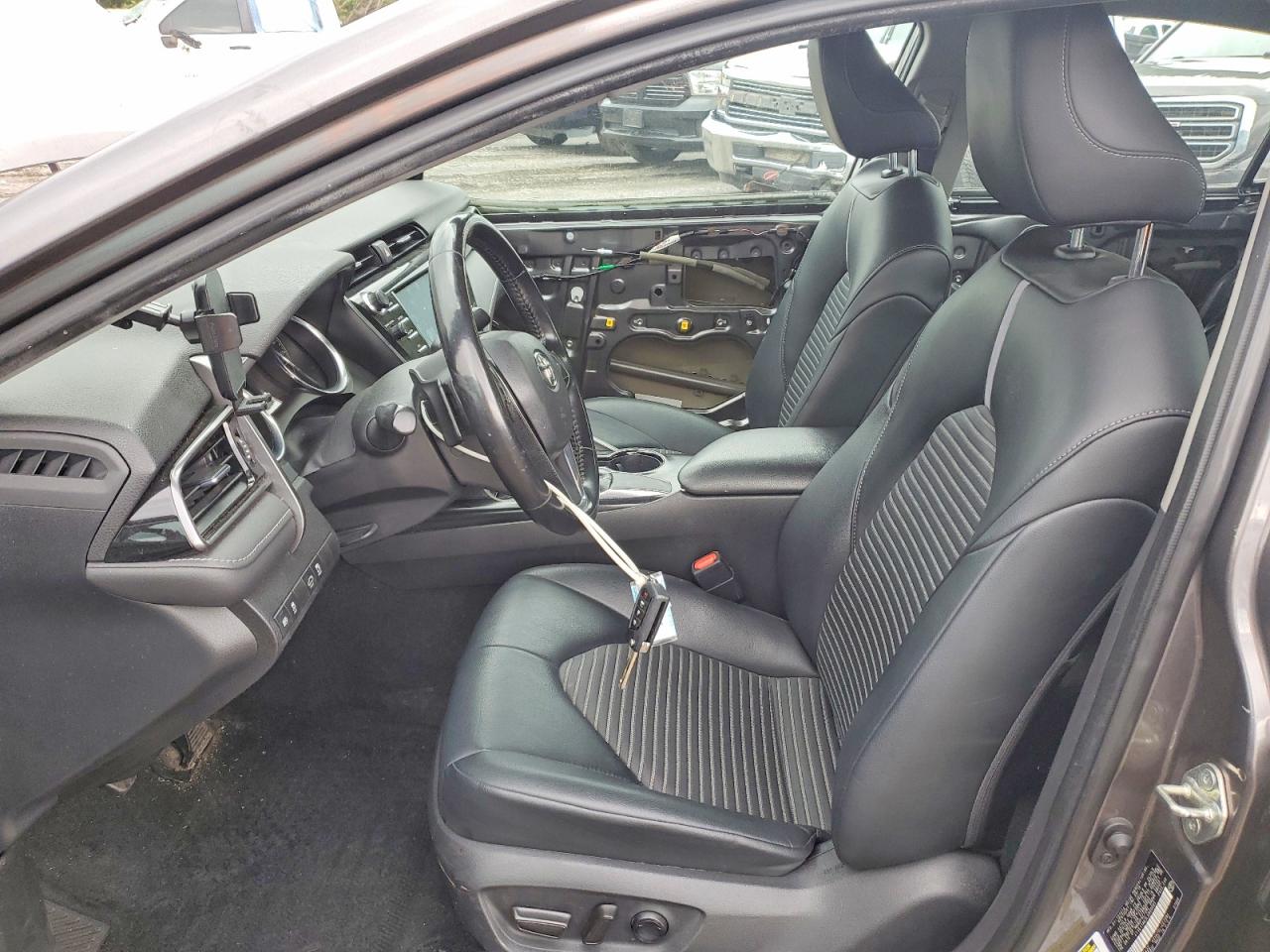 2020 TOYOTA CAMRY SE photo 13