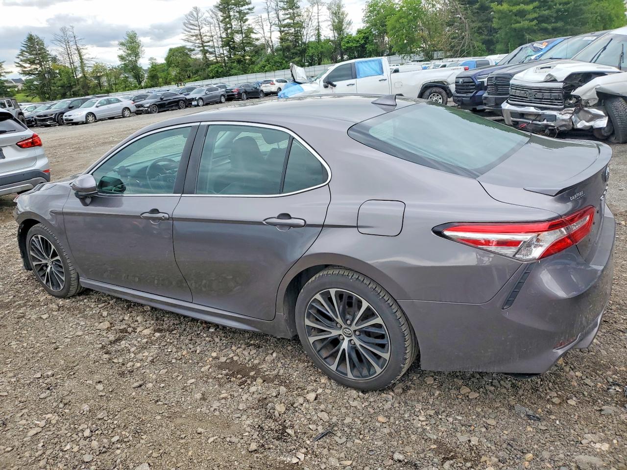 2020 TOYOTA CAMRY SE photo 3