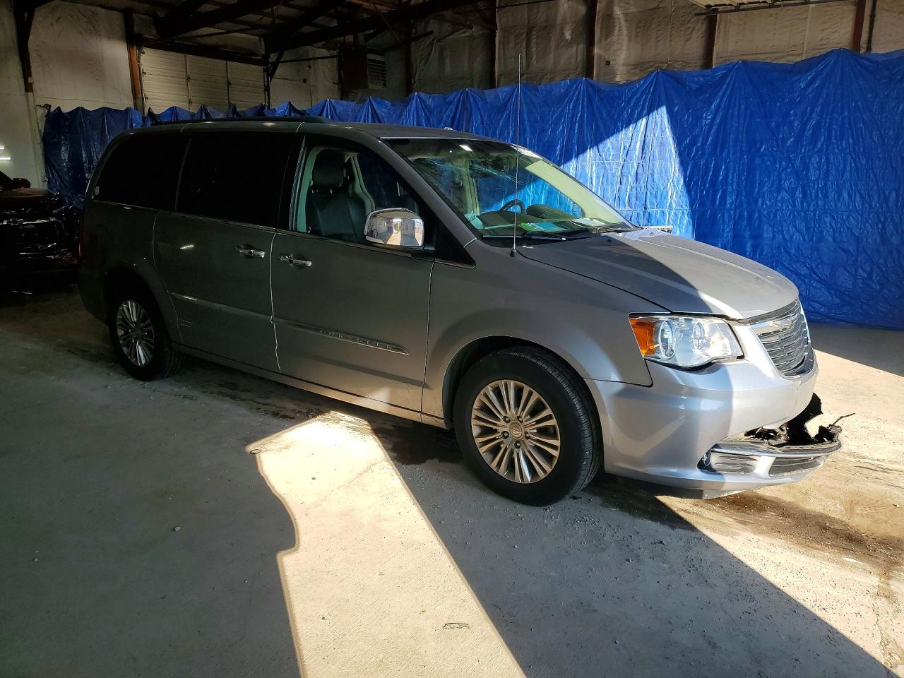 2015 CHRYSLER TOWN & COUNTRY TOURING L photo 7