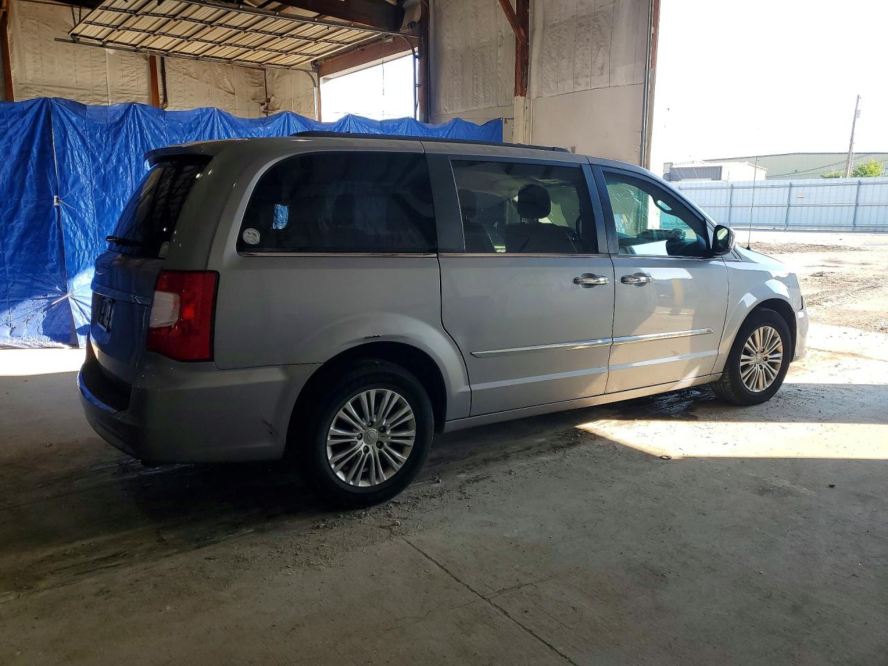 2015 CHRYSLER TOWN & COUNTRY TOURING L photo 5