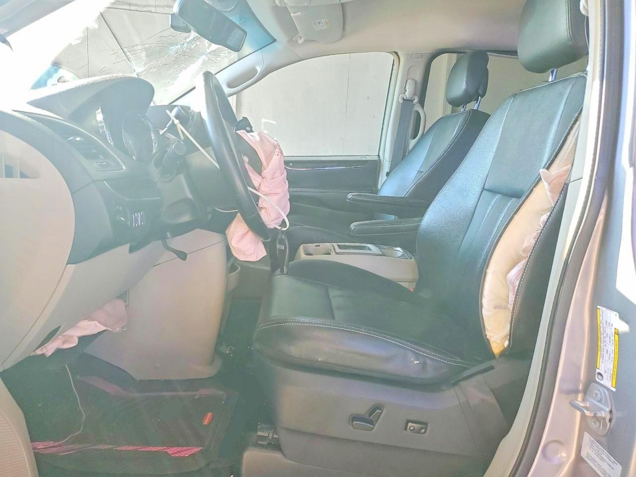 2015 CHRYSLER TOWN & COUNTRY TOURING L photo 13