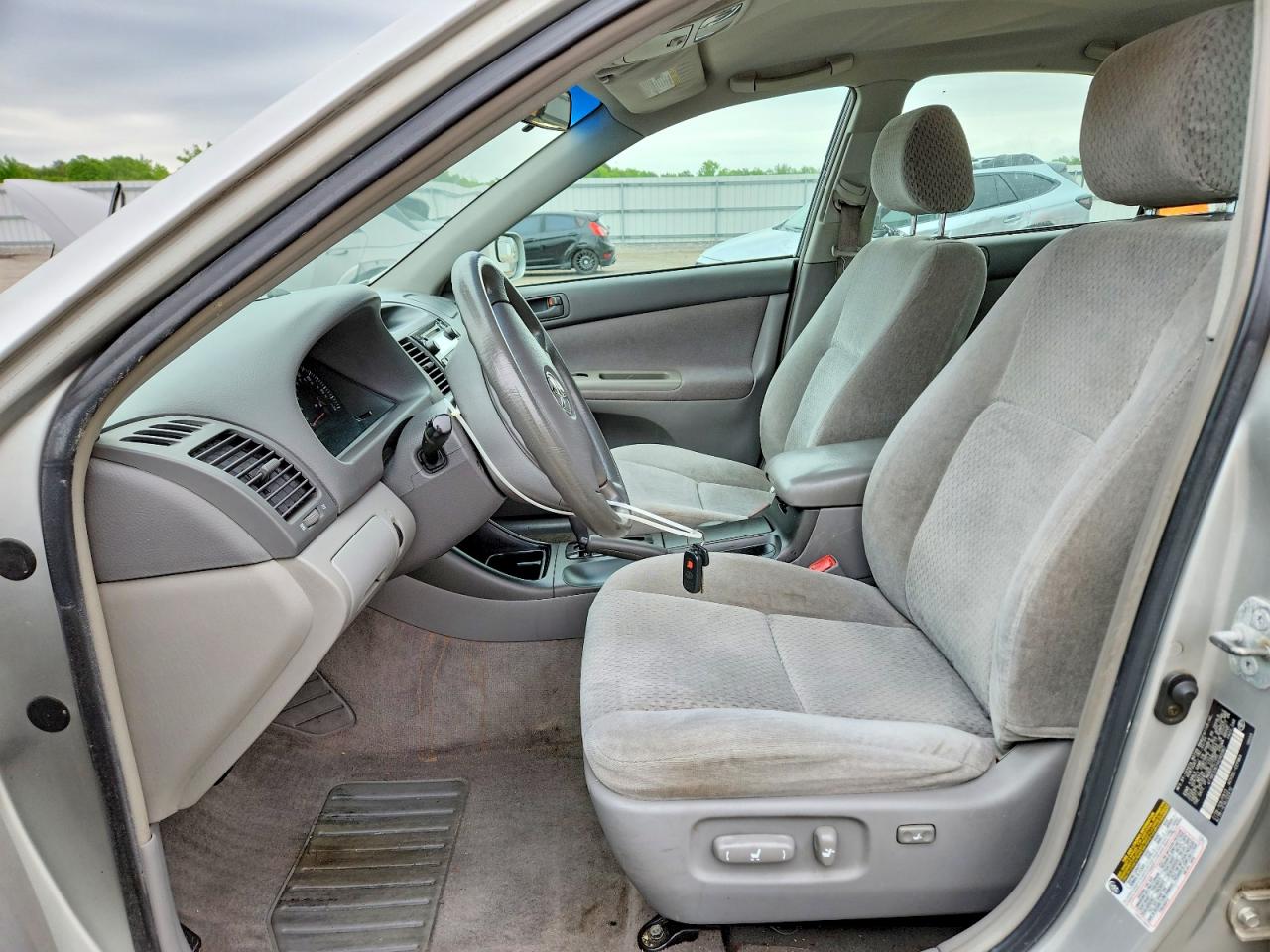 2004 TOYOTA CAMRY LE photo 13