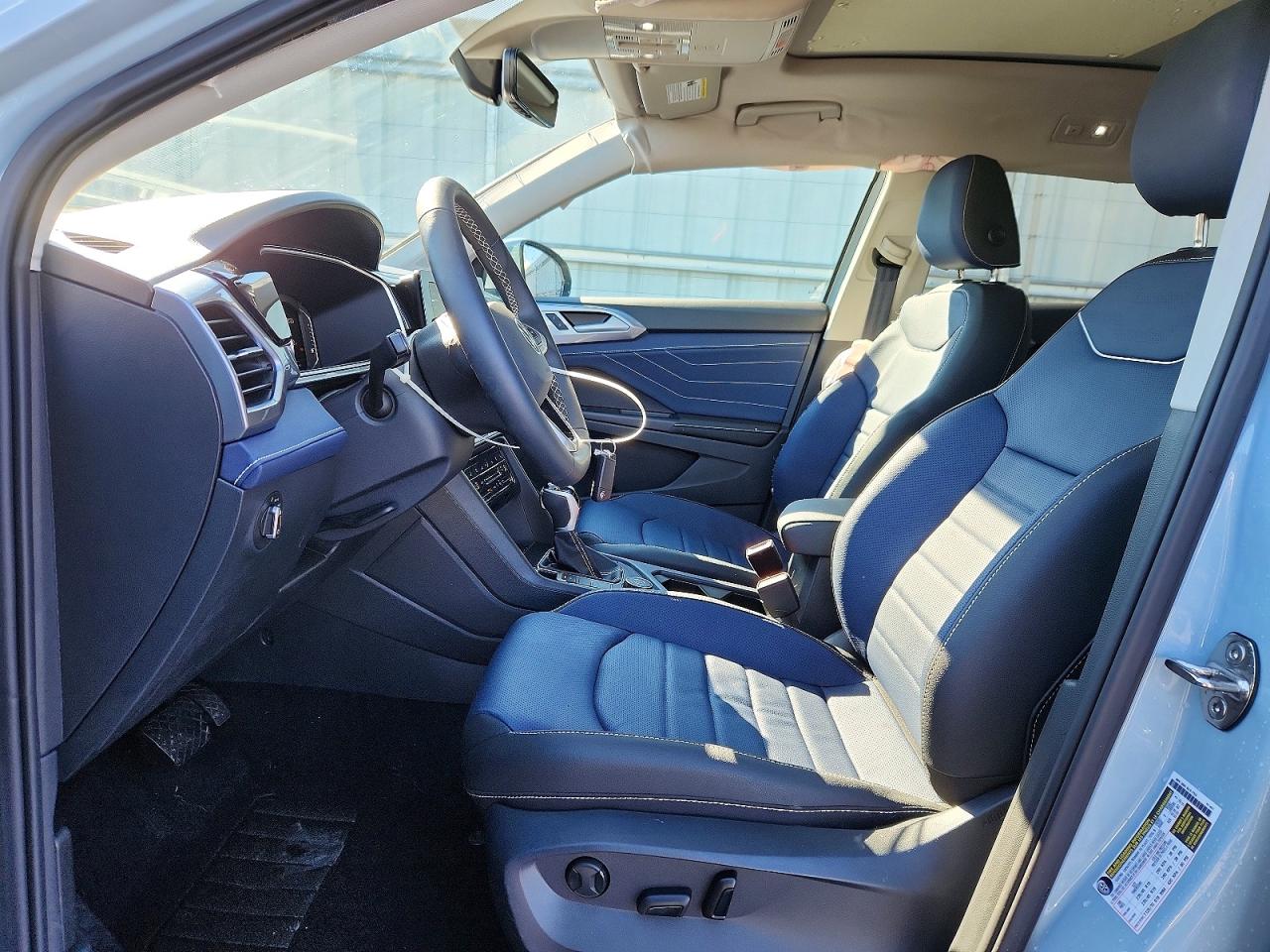 2025 VOLKSWAGEN TAOS SEL photo 13
