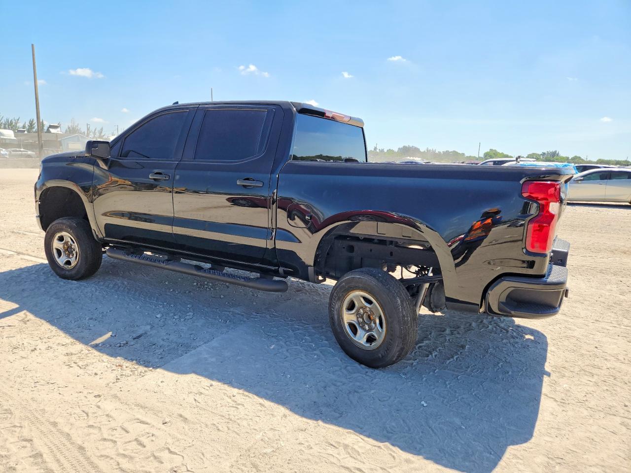 2024 CHEVROLET SILVERADO C1500 CUSTOM photo 2